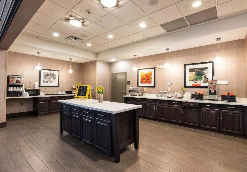 ホテル Flag Point Inn & Suites Pratt By Fairbridge