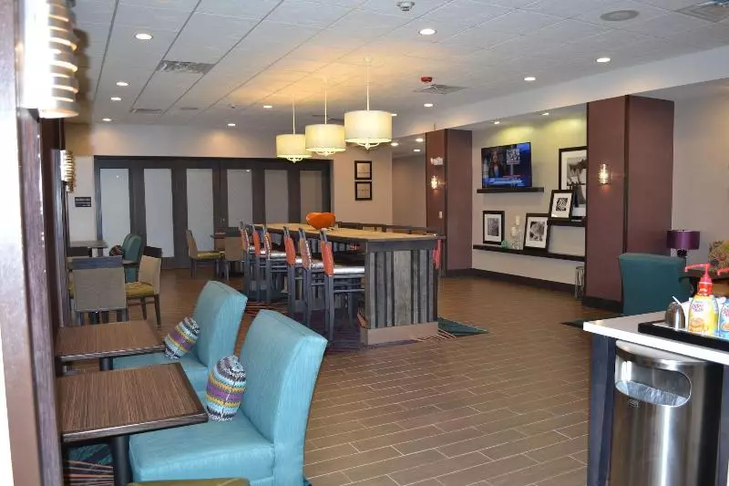 ホテル Flag Point Inn & Suites Pratt By Fairbridge