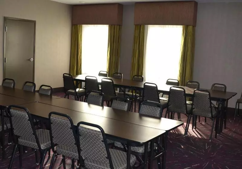 ホテル Flag Point Inn & Suites Pratt By Fairbridge