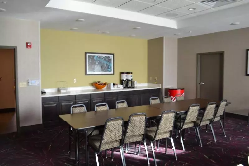 ホテル Flag Point Inn & Suites Pratt By Fairbridge