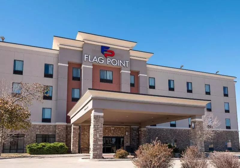 ホテル Flag Point Inn & Suites Pratt By Fairbridge