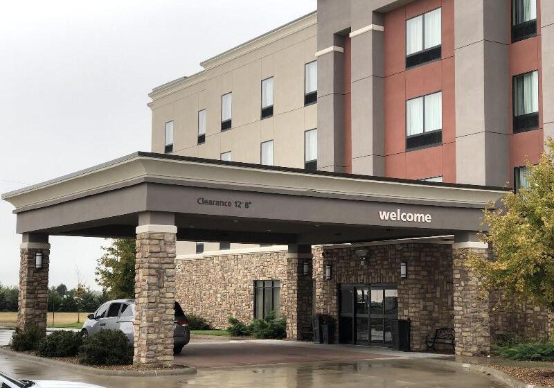 호텔 Flag Point Inn & Suites Pratt By Fairbridge