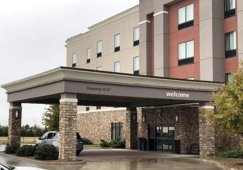 ホテル Flag Point Inn & Suites Pratt By Fairbridge