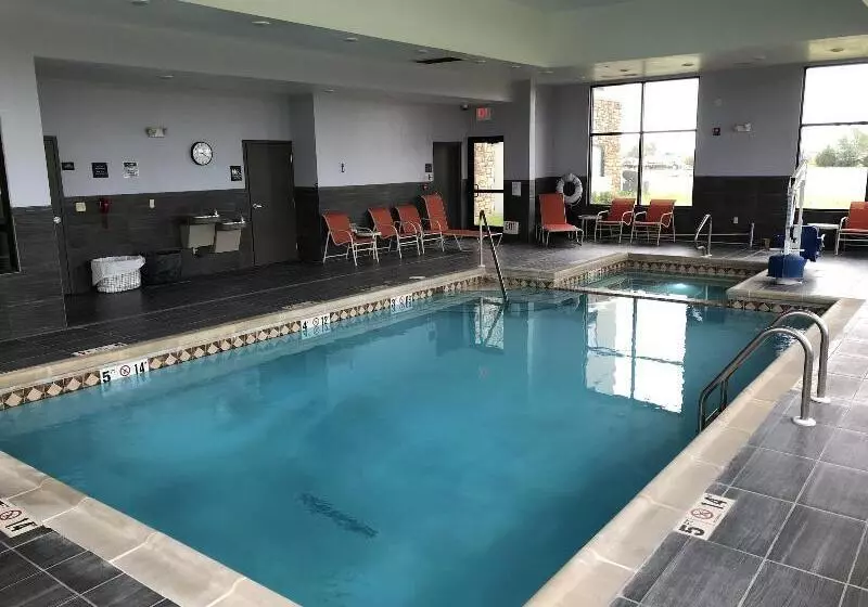 ホテル Flag Point Inn & Suites Pratt By Fairbridge