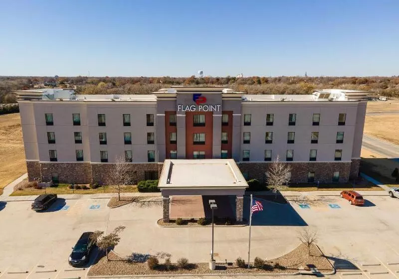 ホテル Flag Point Inn & Suites Pratt By Fairbridge