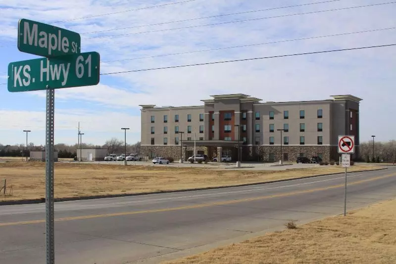 ホテル Flag Point Inn & Suites Pratt By Fairbridge