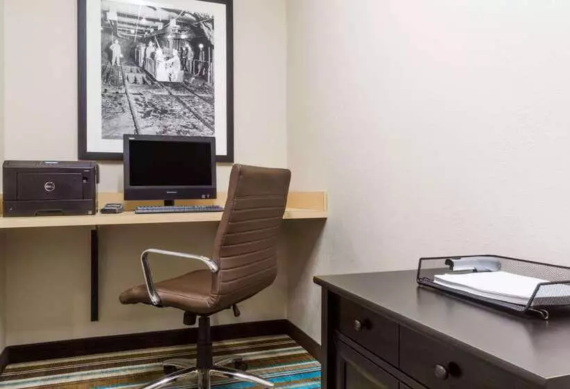 ホテル Hawthorn Suites By Wyndham Wheeling At The Highlands