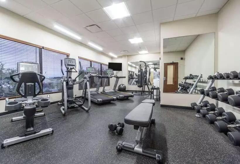 ホテル Hawthorn Suites By Wyndham Wheeling At The Highlands