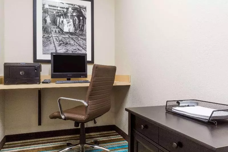 ホテル Hawthorn Suites By Wyndham Wheeling At The Highlands