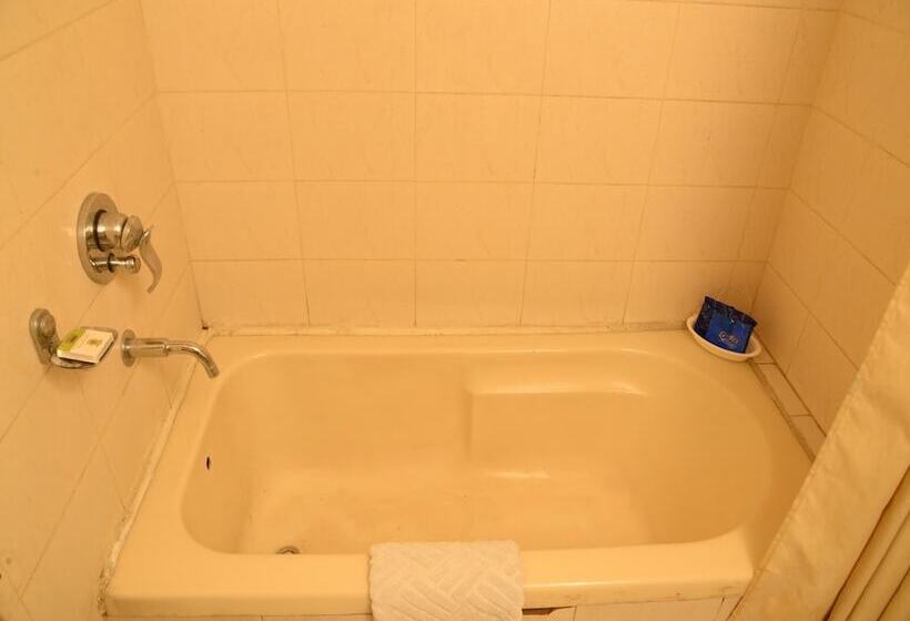 هتل Oyo Premium Mall Road Bathinda