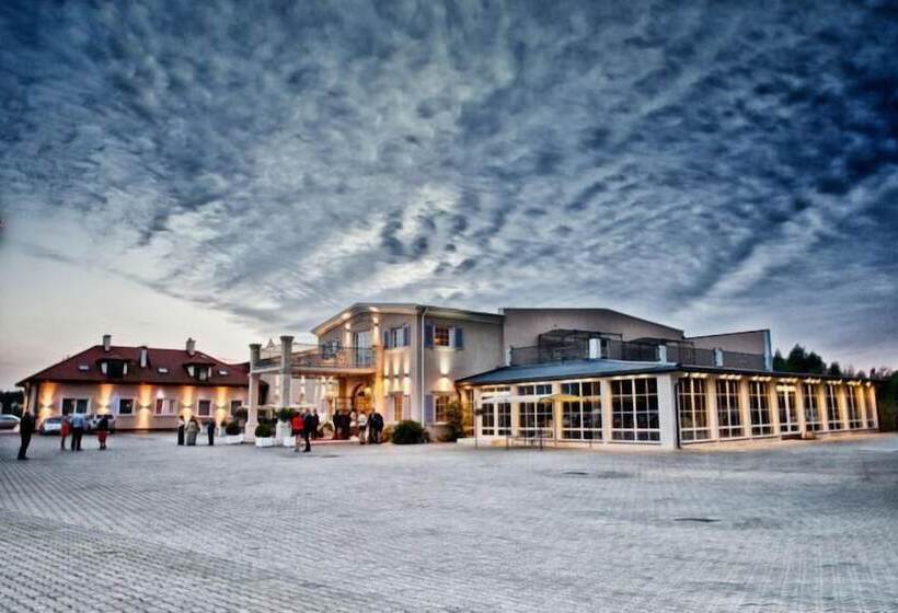 בית מלון כפרי Riviera Resort Airport Modlin