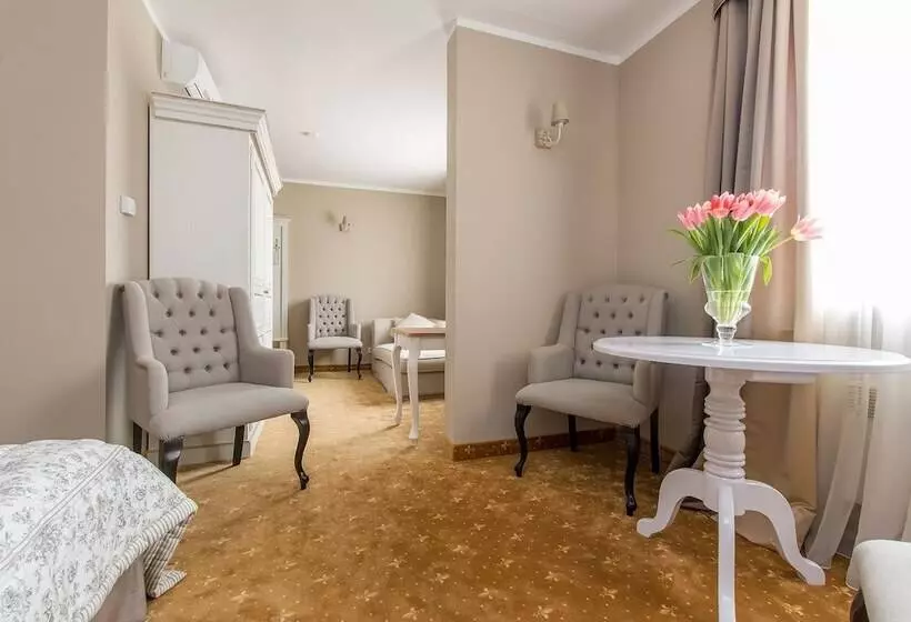 ホテル Riviera Resort Airport Modlin