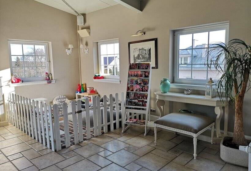 בית מלון כפרי Riviera Resort Airport Modlin