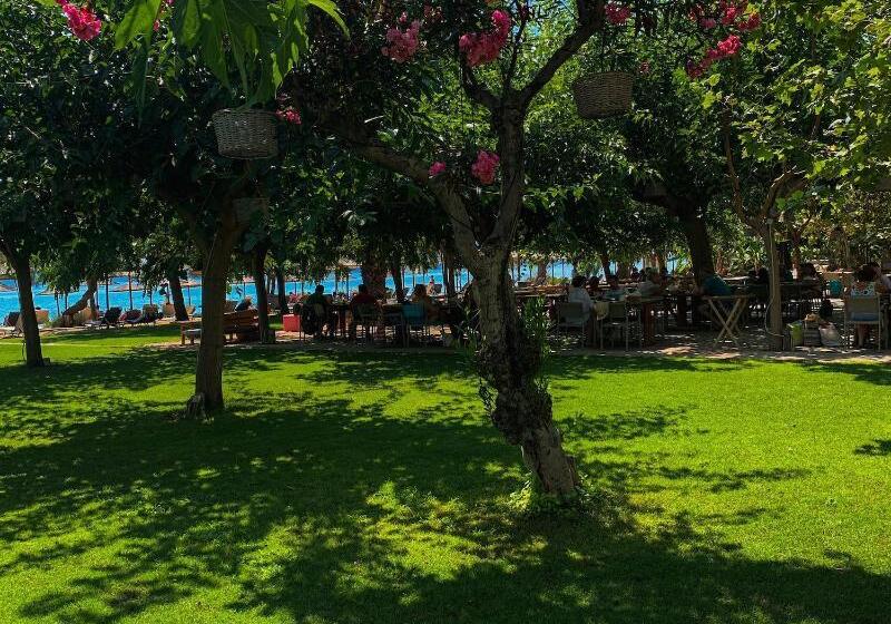 בית מלון כפרי Zoe Seaside Resort