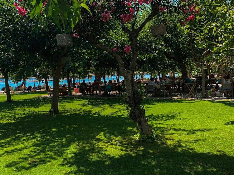 בית מלון כפרי Zoe Seaside Resort