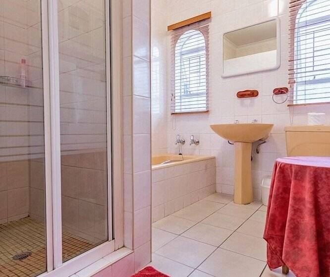 פנסיון Bay Tree Guest House