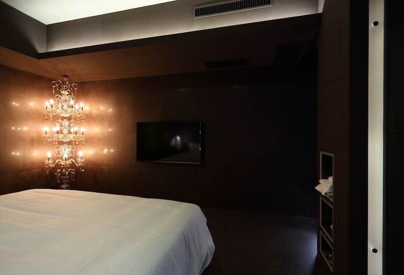 پانسیون The Fantasy Apartment