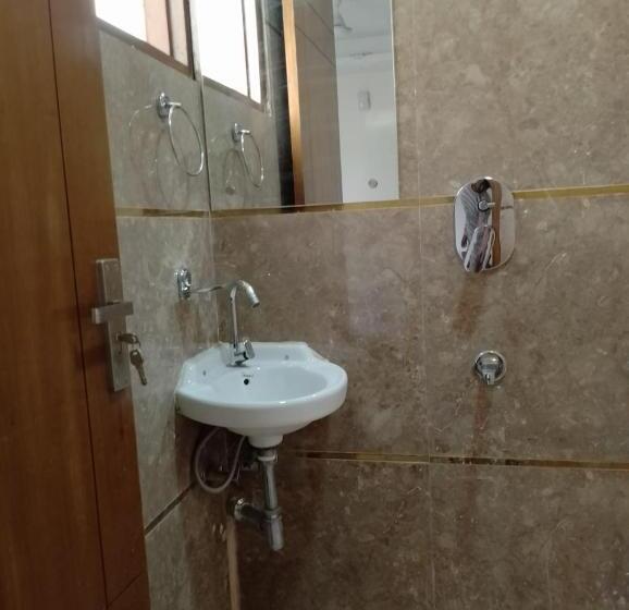 מלון כמוסות Madhav Residency