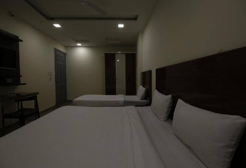 מלון כמוסות Madhav Residency