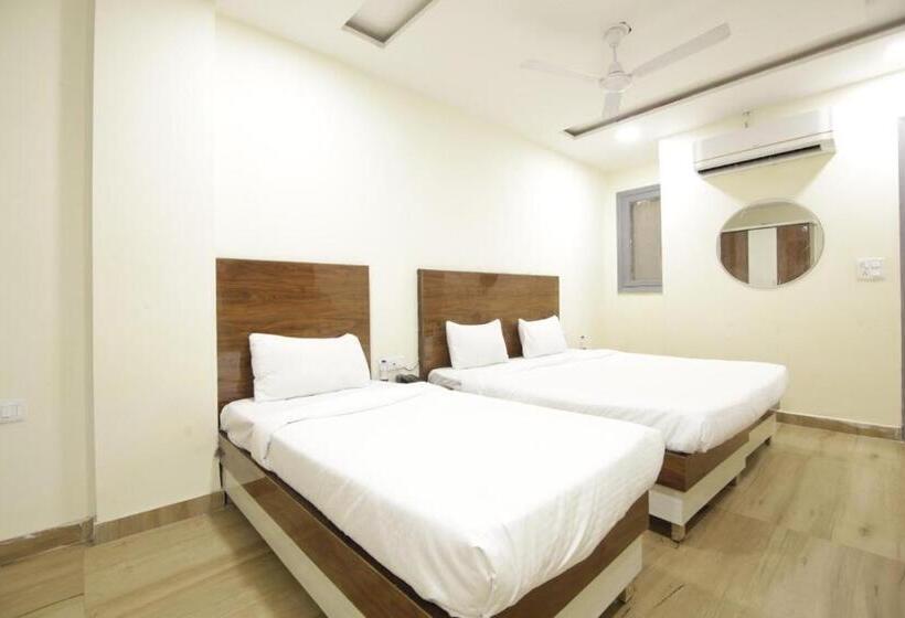 מלון כמוסות Madhav Residency