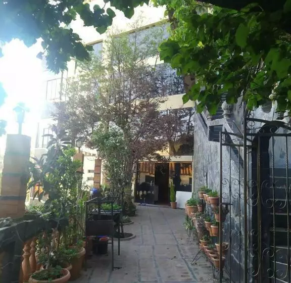 تختخواب و صبحانه Hostal Alejandra