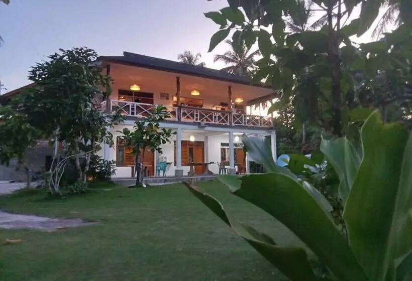 Retkeilymaja Hollow Trees Surf Katiet Mentawai Surfing Barrels