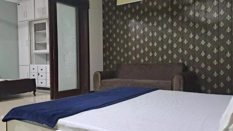 پانسیون 26 Number Bus Stop Guest House