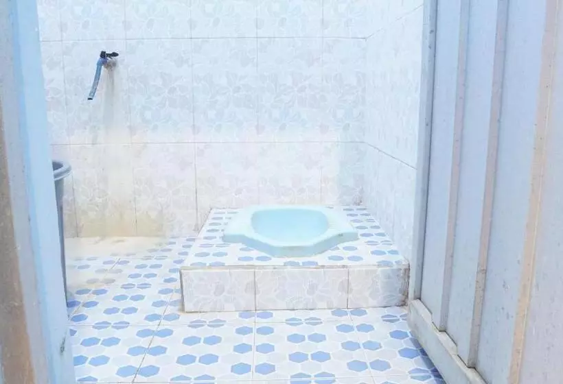 هتل Spot On 92689 Homestay Srikandi Pulau Merah Beach