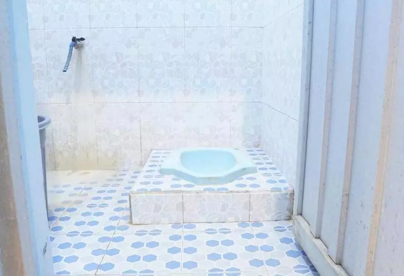 هتل Spot On 92689 Homestay Srikandi Pulau Merah Beach