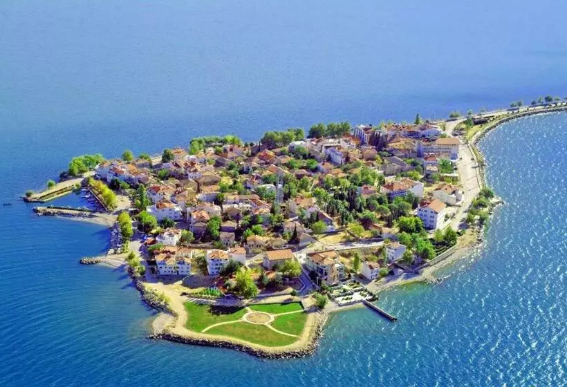 ホテル Kroisos Lake Resort By Vima