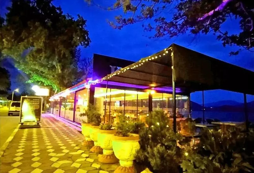 ホテル Kroisos Lake Resort By Vima