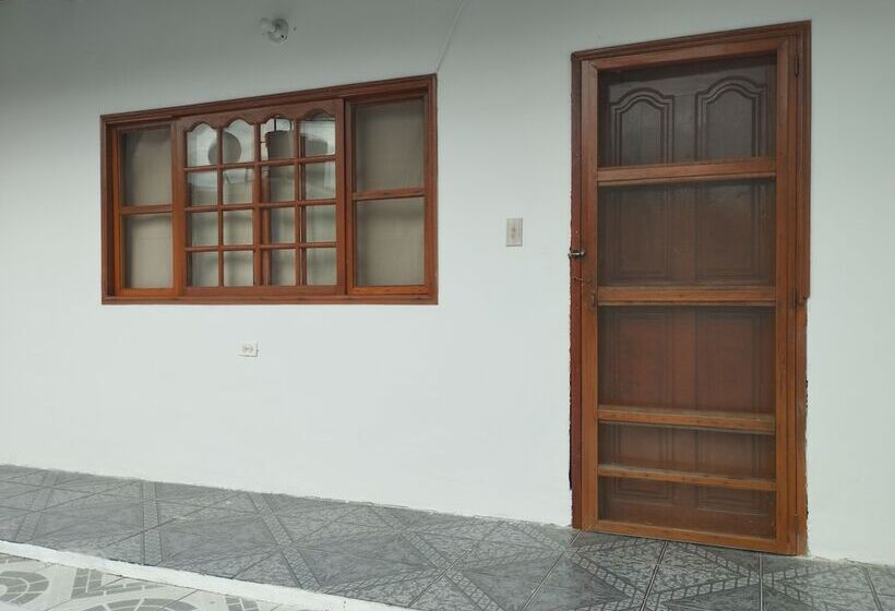 هاستل Leticias Guest House