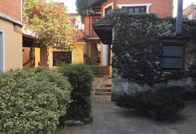 تختخواب و صبحانه Krishna House