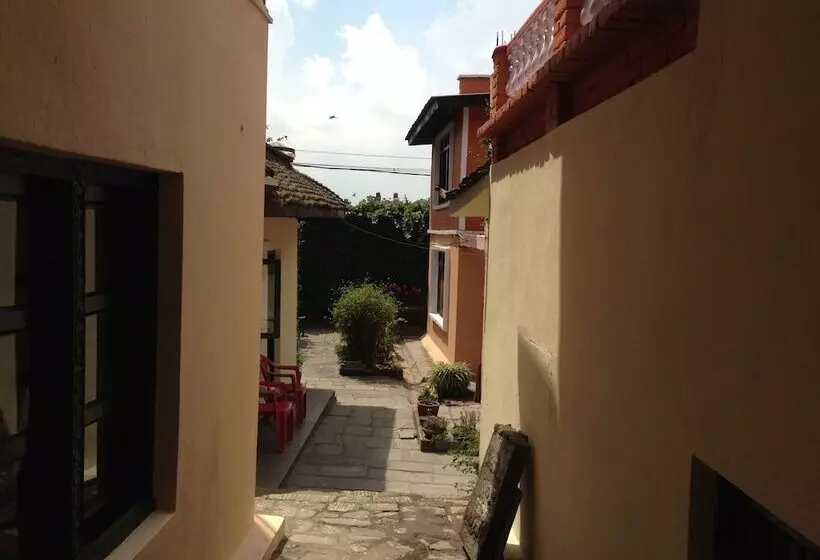تختخواب و صبحانه Krishna House