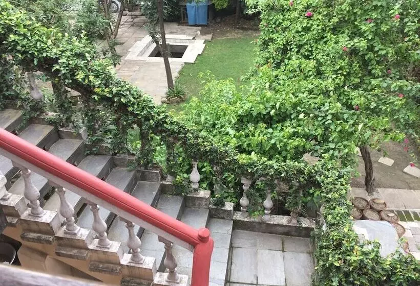 تختخواب و صبحانه Krishna House