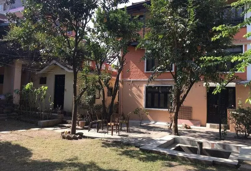 تختخواب و صبحانه Krishna House