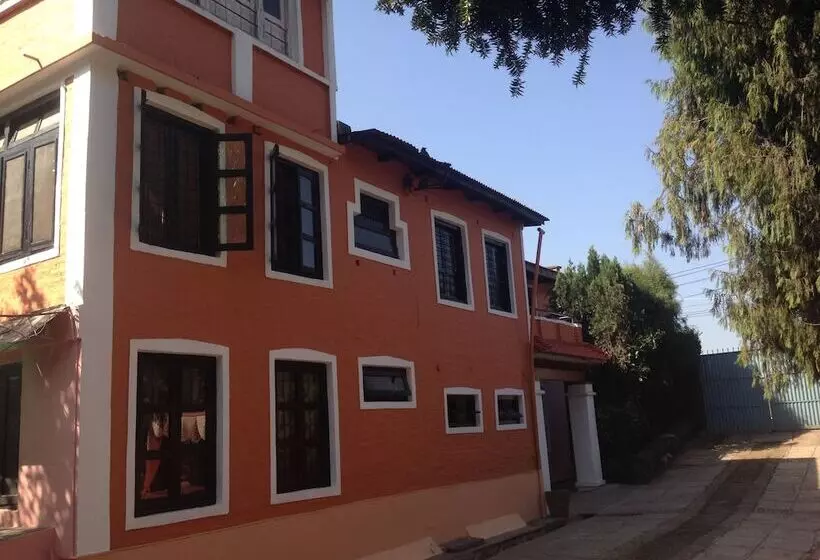 تختخواب و صبحانه Krishna House