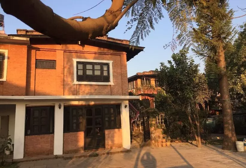تختخواب و صبحانه Krishna House