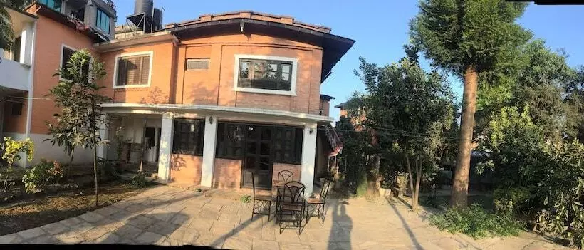تختخواب و صبحانه Krishna House