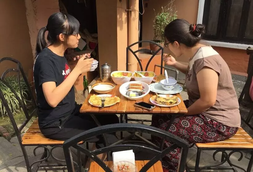 تختخواب و صبحانه Krishna House
