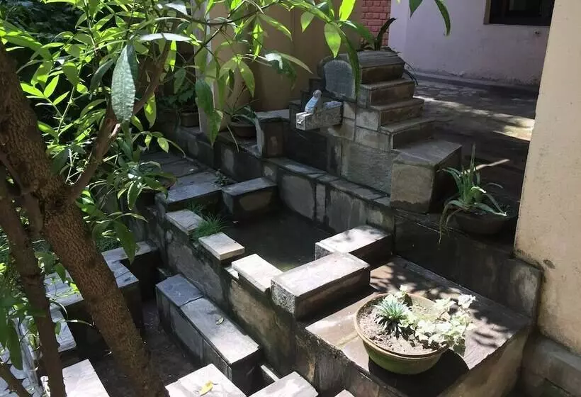 تختخواب و صبحانه Krishna House