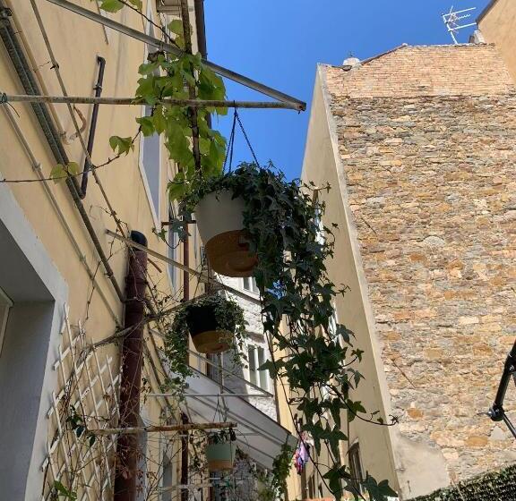 تختخواب و صبحانه Smart Accomodation