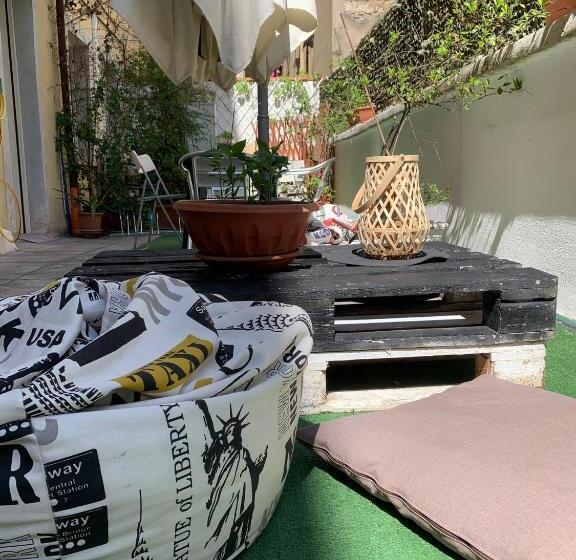 تختخواب و صبحانه Smart Accomodation