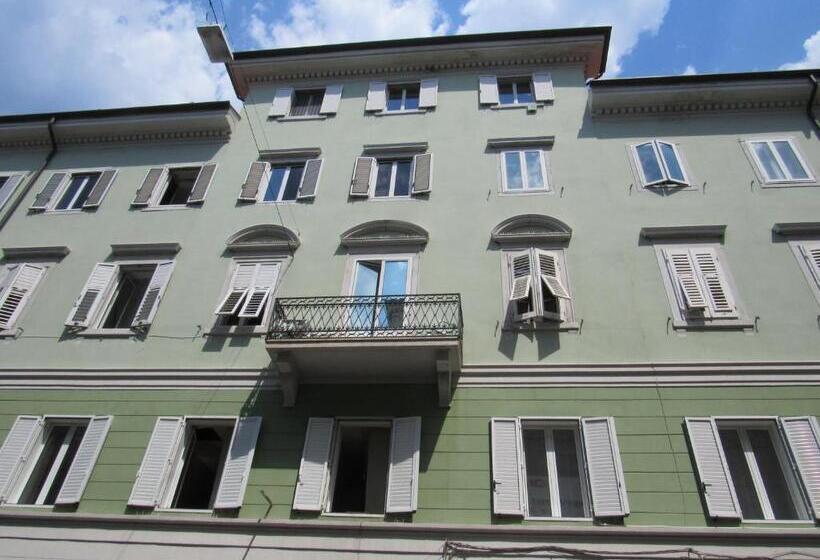 تختخواب و صبحانه Smart Accomodation