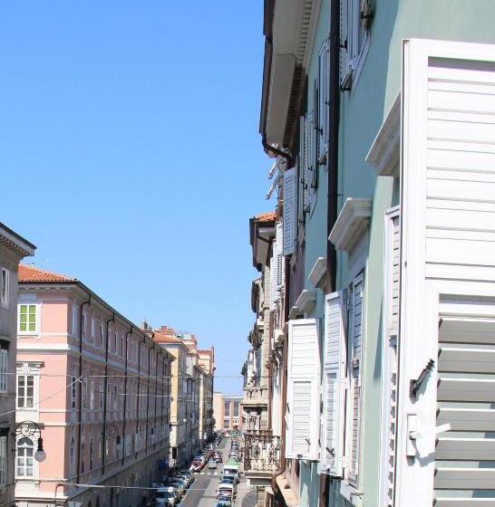 تختخواب و صبحانه Smart Accomodation