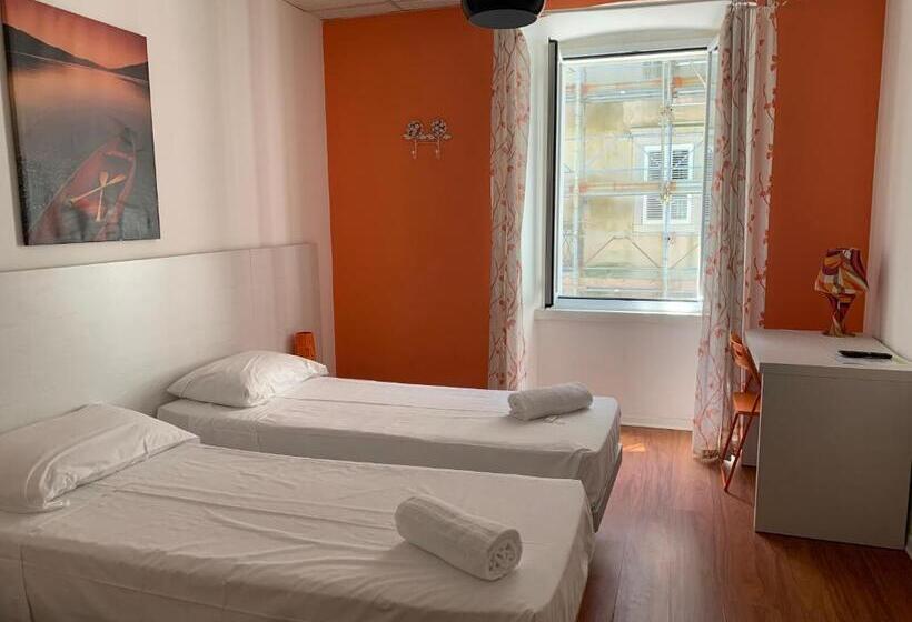 تختخواب و صبحانه Smart Accomodation