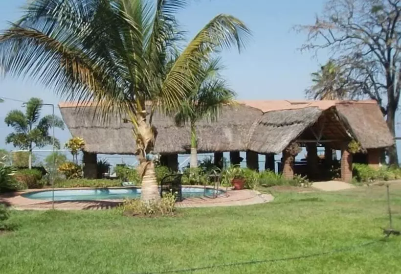 هتل Nkhudzi Beach Lodge