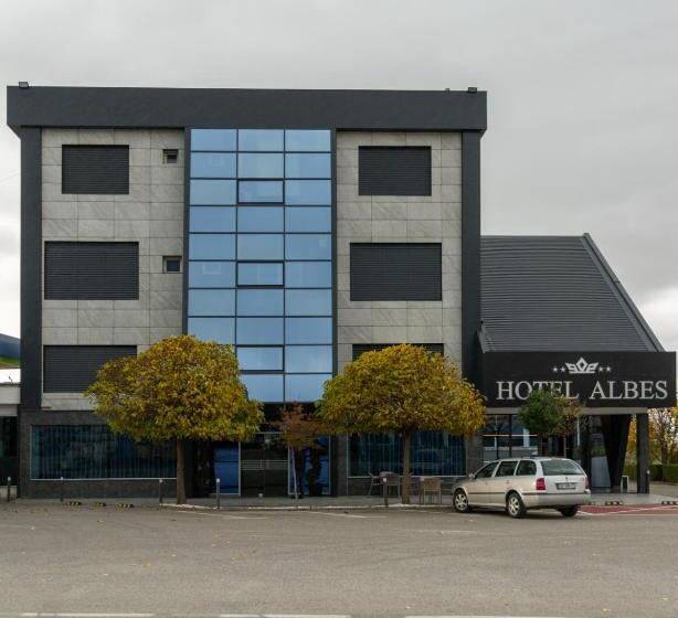 Отель Albes