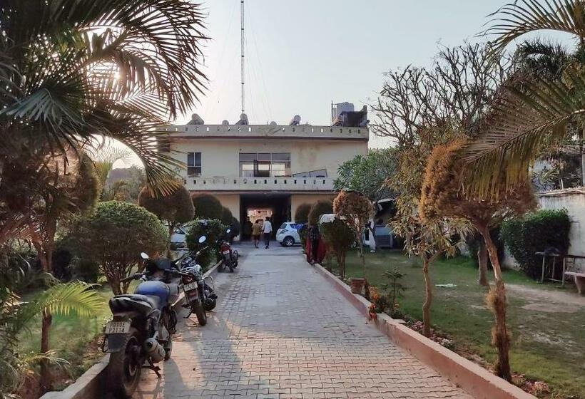 Rajeev House   Couples,family, Corporate,student,pg, Local Id Accepted