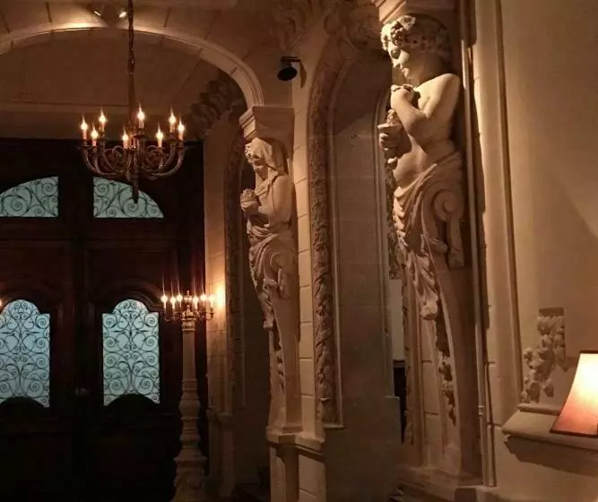 تختخواب و صبحانه Maison D Hercule